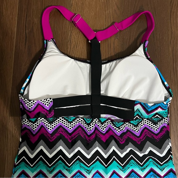 NWOT tankini top Medium Adjustable straps Colorful geo pattern - Picture 8 of 12